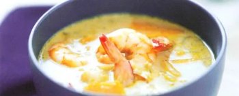 Soupe thaï piquante aux crevettes au curry rouge