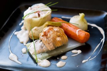 Poulet en médaillon au riz, noix de coco, amandes et dashi