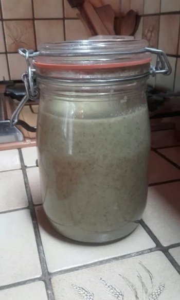 Soupe crémeuse aux fanes de radis et poudre de jambon