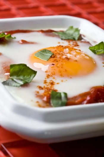 Oeuf cocotte tomate piment et basilic