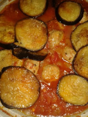 Tajine de boulettes de kefta, aubergines frites