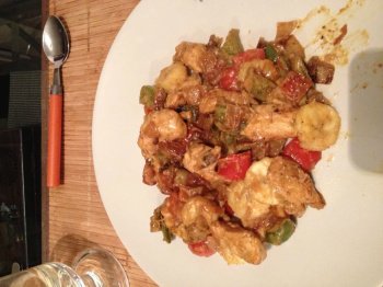 Poulet sauté au curry, petits légumes et banane