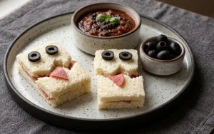 Mini sandwichs monstres d’Halloween au saumon fumé