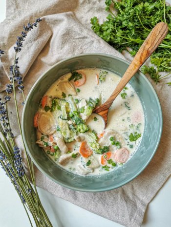 Curry vert de poulet au lait de coco et légumes croquants