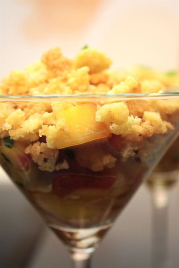 Crumble aux pêches caramélisées aux miel de provence