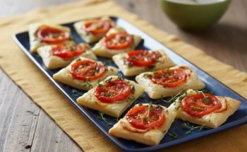 Apéritif feuilleté à la tomate