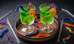 Cocktail vert d’Halloween aux bonbons
