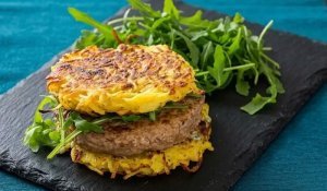 Burger maison aux pommes de terre, bœuf et Roquefort