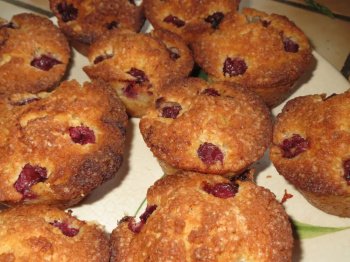 Gâteau fondant aux cerises avec une pincée de cannelle