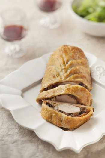 Filet mignon en croûte aux pruneaux et son confit d'oignons