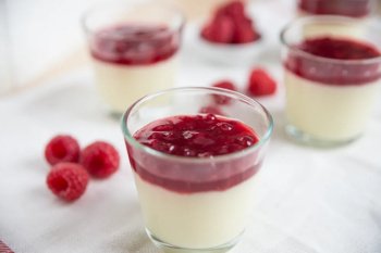 Panna cotta au coulis de framboise