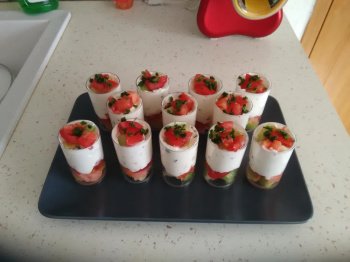 Verrines de tomate, concombre et saumon