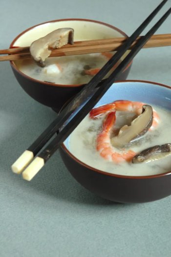 Soupe aux champignons noirs, crevettes et lait de coco