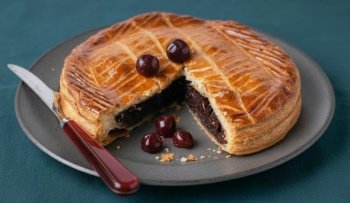 Galette des rois gourmande au chocolat et aux cerises