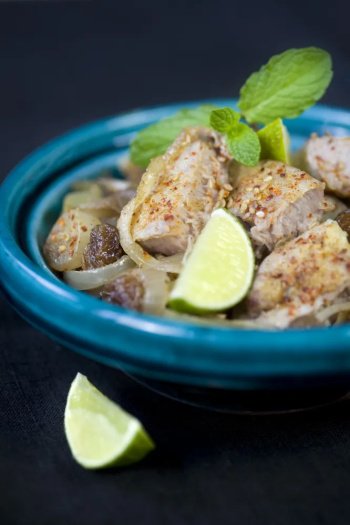 Thon épicé et fondue doignons aux raisins secs