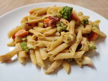Pâtes aux petits légumes et lardons, au wok