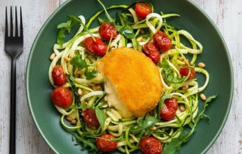 Spaghettis de courgette, tomates rôties et rocamadour pané