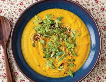 Soupe végétarienne aux carottes et lentilles corail