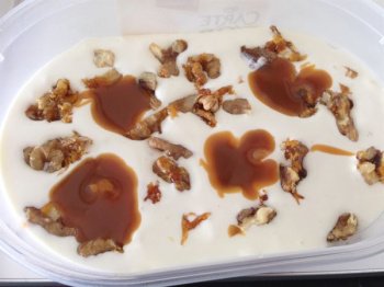 Crème glacée aux noix caramélisées et caramel au beurre salé