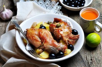 Filets de lièvre aux petits oignons et aux raisins