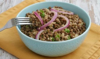 Salade piquante de lentilles au thon et oignons rouges