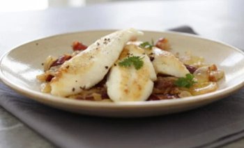 Filets de Saint-Pierre aux dattes et aux oignons