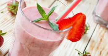 Milkshake aux fraises avec glace et feuilles de menthe