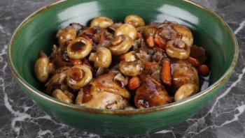 Oie en daube au vin rouge