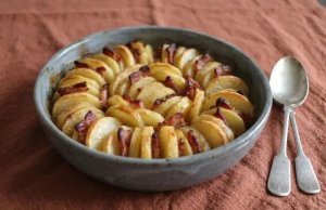 Pommes boulangères fondantes au lard et aux oignons