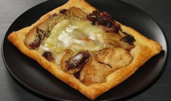 Tarte fine aux pommes, romarin et Rocamadour