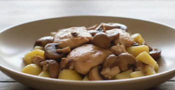 Chapon aux pommes et champignons rapide