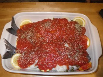Dorade au four facile (à la tomate et aux câpres)
