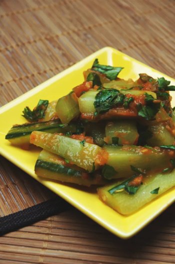 Poêlée de concombres à la tomate