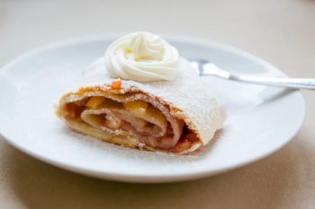 Gâteau moelleux roulé à la pomme