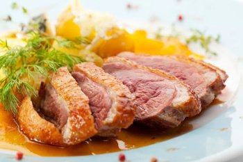 Magrets de canard aux pommes et oignons confits