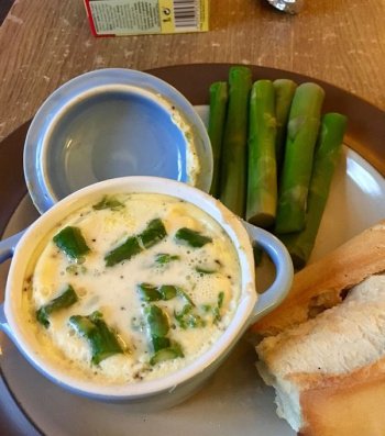 Oeuf cocotte chèvre-asperge