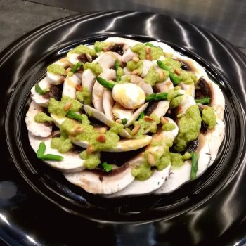 Carpaccio de champignons de Paris au pesto dasperges sauvage ou asperges vertes