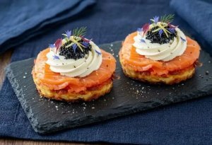 Galette rösti garnie de saumon fumé