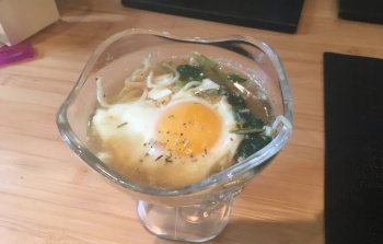 Soupe vietnamienne oeuf poché et salade