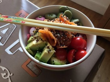 Poke bowl printanier à la truite fumée