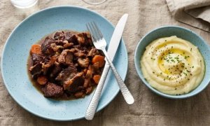 Bourguignon de sanglier mijoté aux carottes et champignons