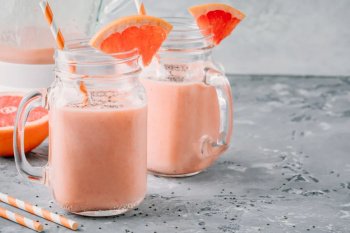 Smoothie pêches pamplemousse verveine