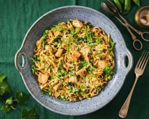 Pâtes au poulet et petits pois : la recette savoureuse au pesto de cajou