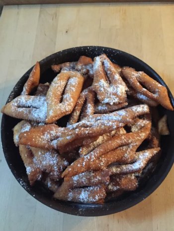 Bugnes lyonnaises craquantes