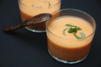 Soupe crémeuse de tomates aux herbes