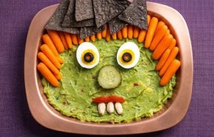 Sorcière d’Halloween au guacamole et baby carottes