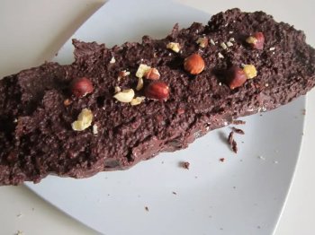 Bûche au chocolat et aux éclats de noisettes sans cuisson