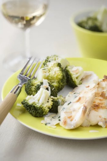Filets de soles au basilic et brocolis sautés aux amandes