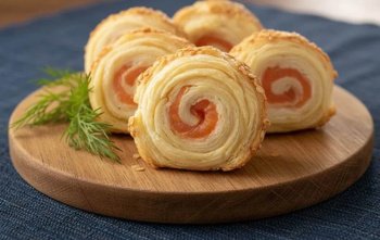 Palmiers au saumon fumé et gruyère