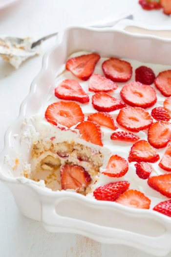 Tiramisu à la fraise et aux langues de chat